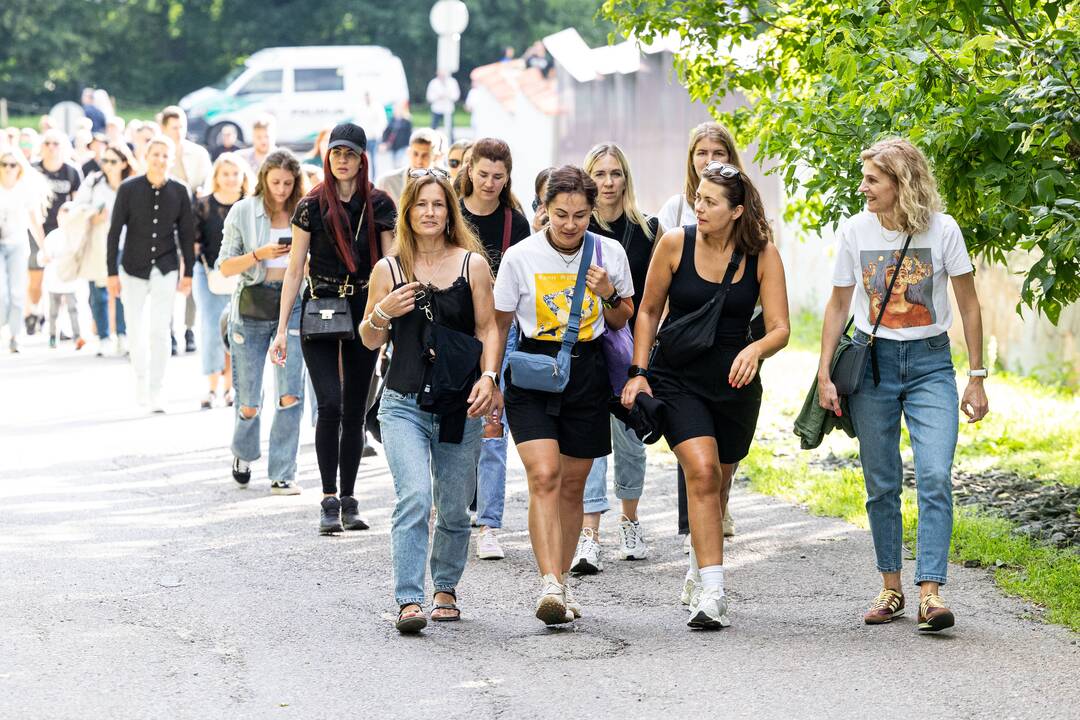 Gerbėjai renkasi į Jessicos Shy koncertą Kalnų parke