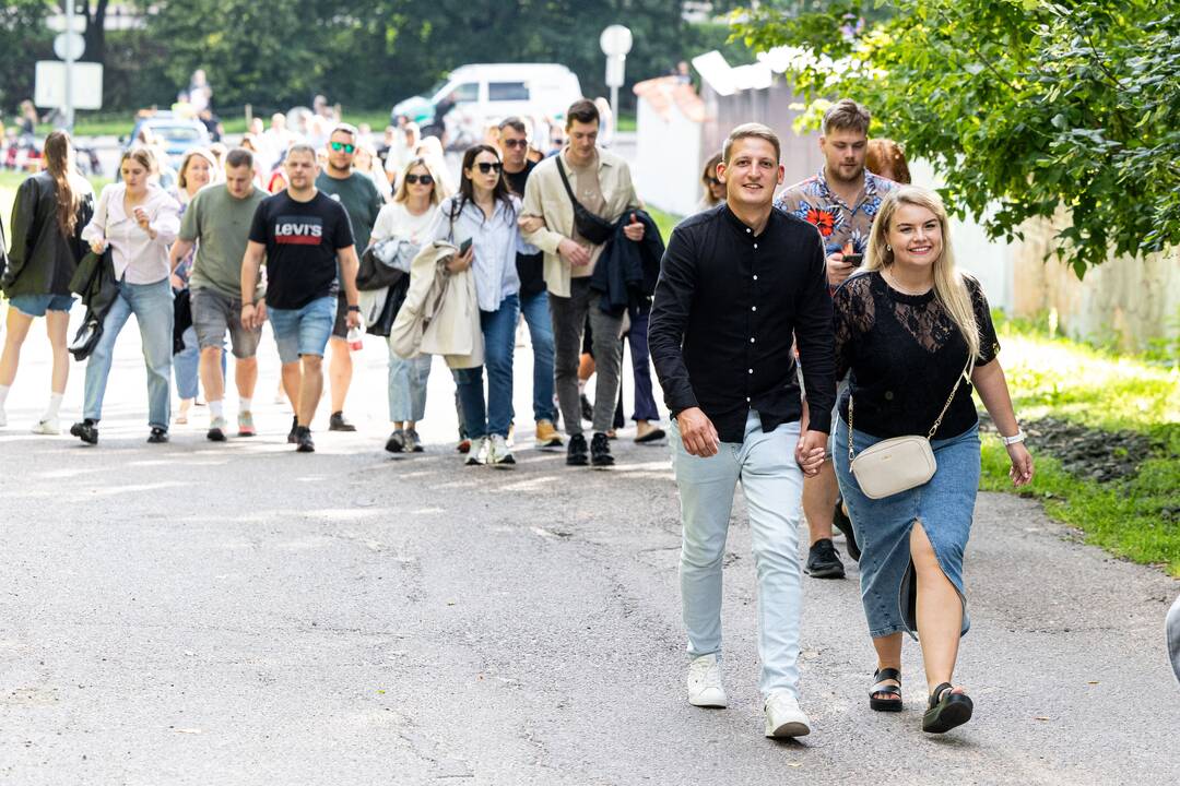 Gerbėjai renkasi į Jessicos Shy koncertą Kalnų parke