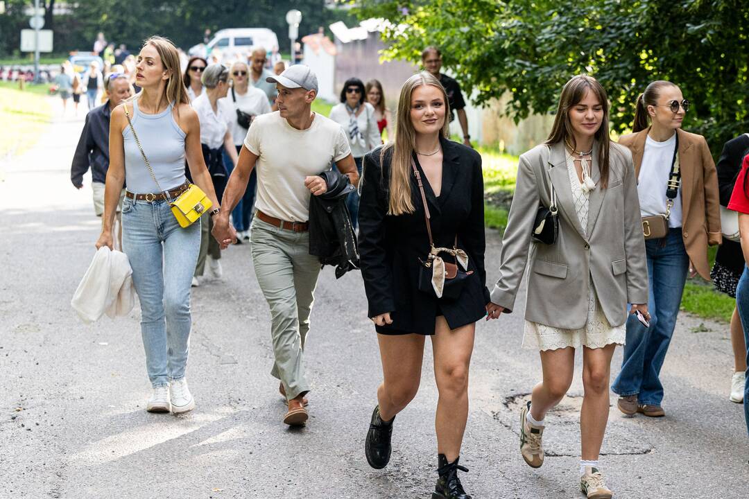 Gerbėjai renkasi į Jessicos Shy koncertą Kalnų parke
