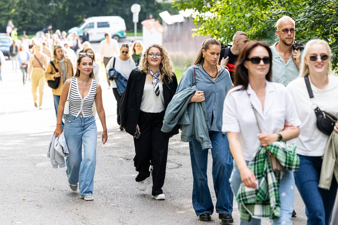 Gerbėjai renkasi į Jessicos Shy koncertą Kalnų parke