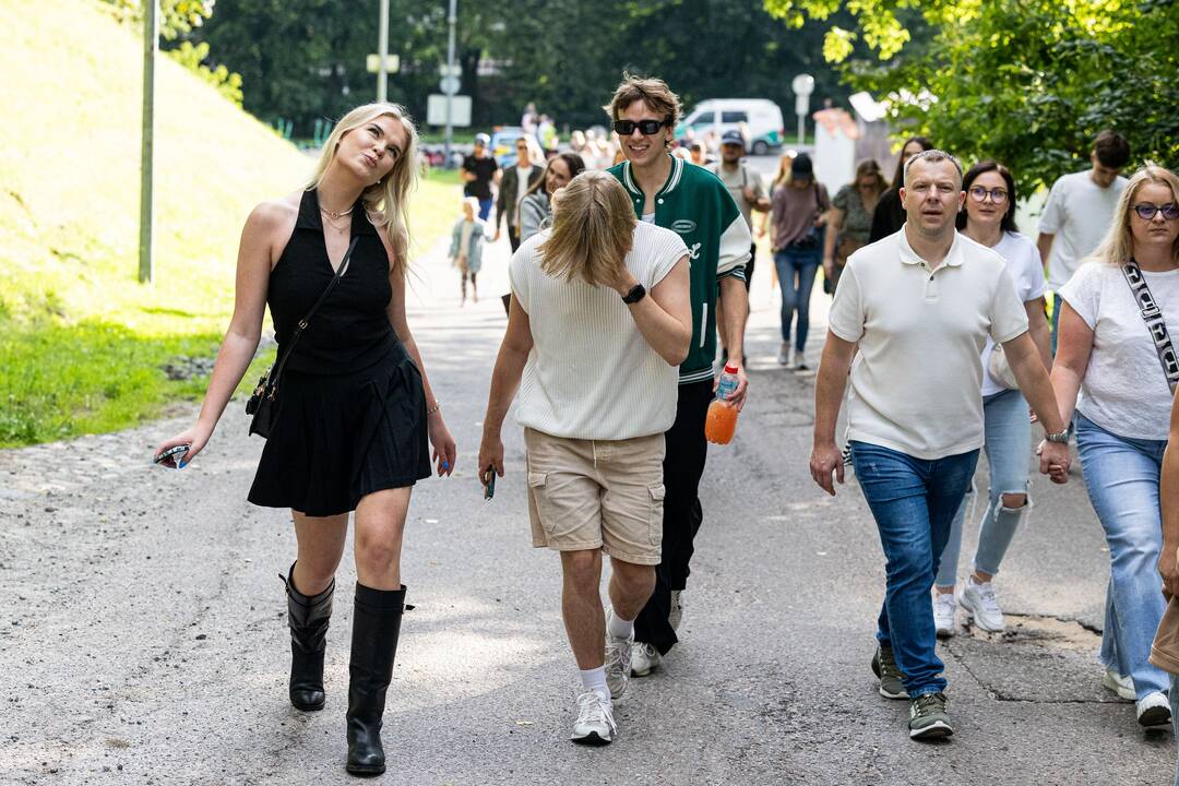 Gerbėjai renkasi į Jessicos Shy koncertą Kalnų parke