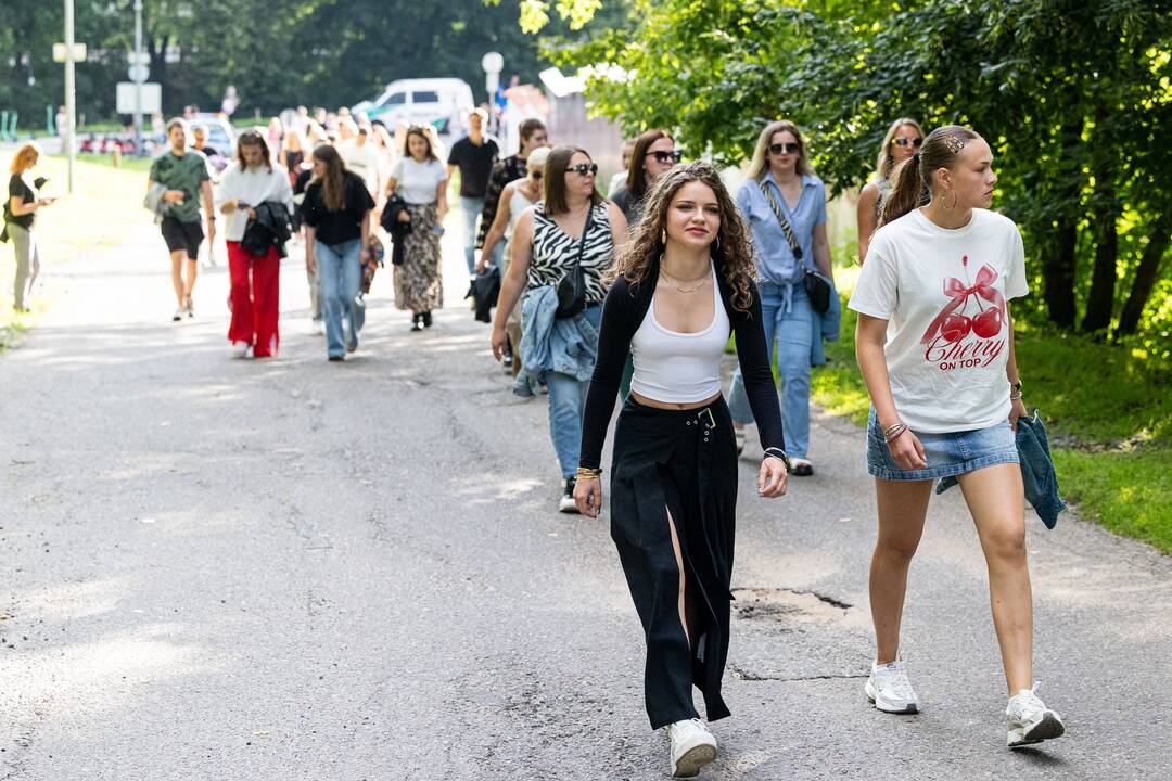 Gerbėjai renkasi į Jessicos Shy koncertą Kalnų parke
