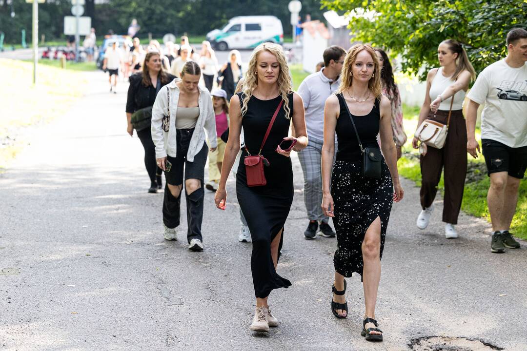 Gerbėjai renkasi į Jessicos Shy koncertą Kalnų parke