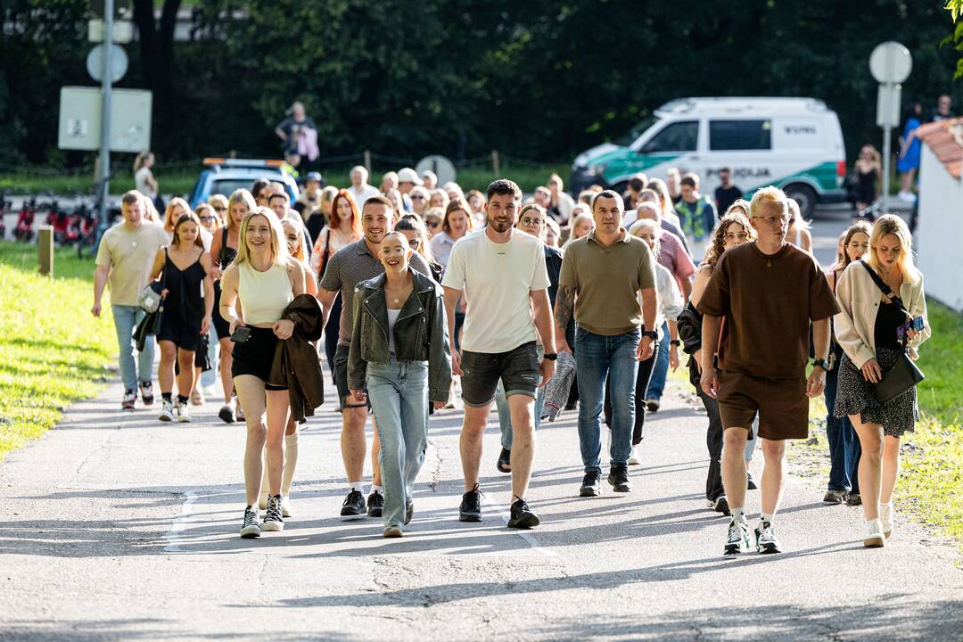 Gerbėjai renkasi į Jessicos Shy koncertą Kalnų parke