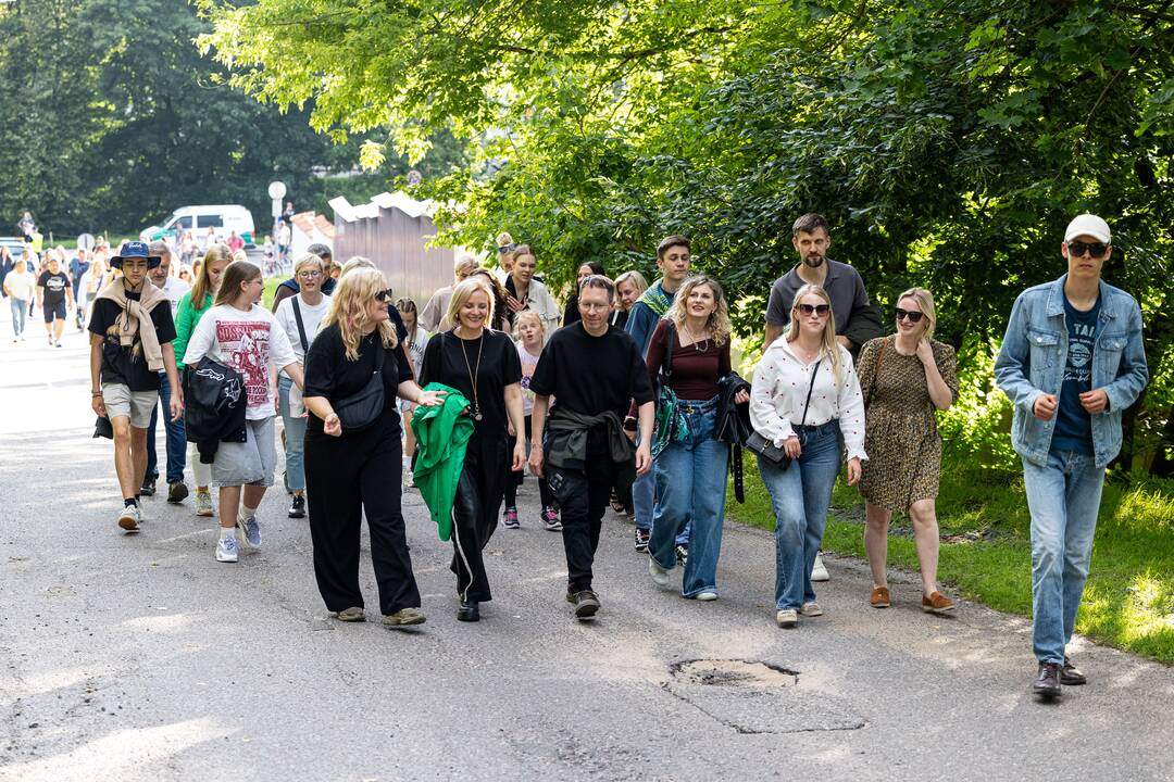 Gerbėjai renkasi į Jessicos Shy koncertą Kalnų parke