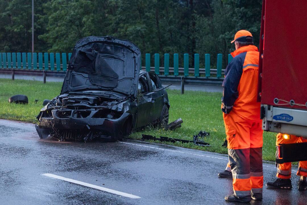 Vilniuje apsivertė automobilis: vairuotojas dėl nubrozdinimų išvežtas į ligoninę