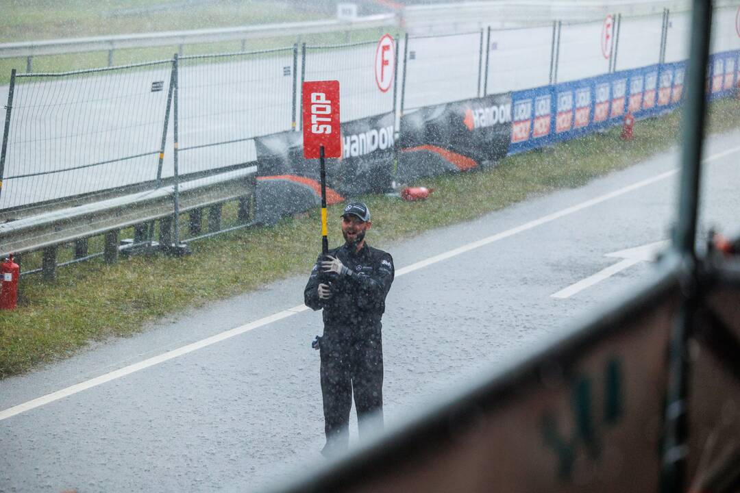 Lenktynių eigą pakeitė liūtis
