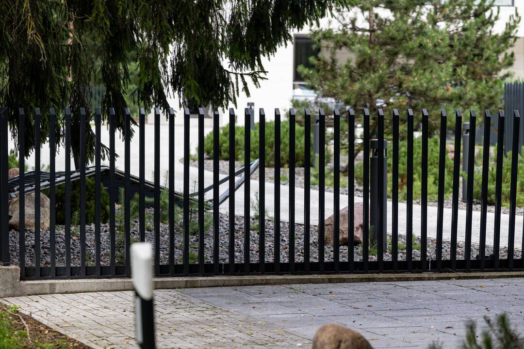 Išversti Egidijaus Dragūno-Selo kiemo vartai