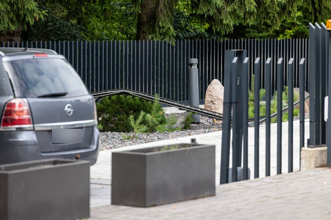 Išversti Egidijaus Dragūno-Selo kiemo vartai