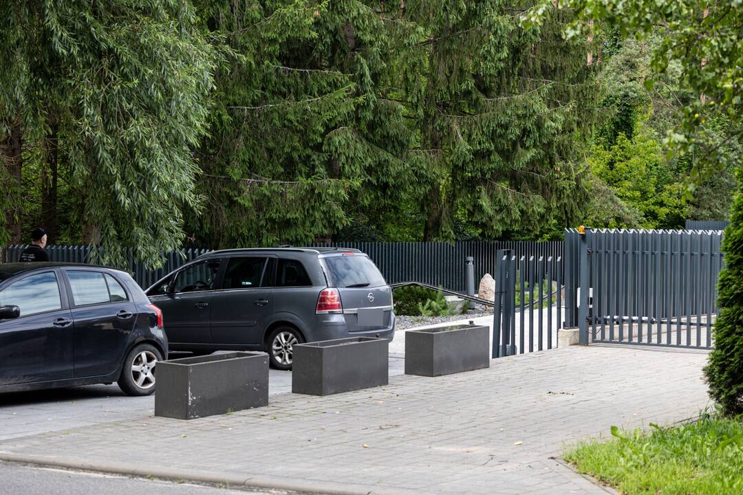 Išversti Egidijaus Dragūno-Selo kiemo vartai