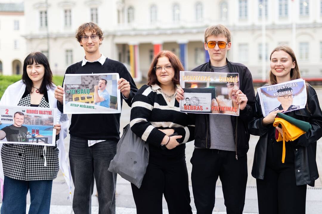 Simono Daukanto aikštėje surengtas protestas „Prezidente, kur Jūsų stuburas?“