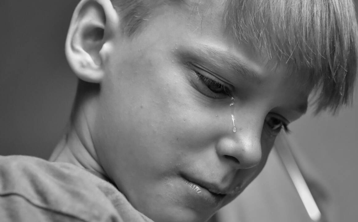 Kol mama gėrė ir mušėsi su sugyventiniu, bute paliktą vaiką išgelbėjo ugniagesiai