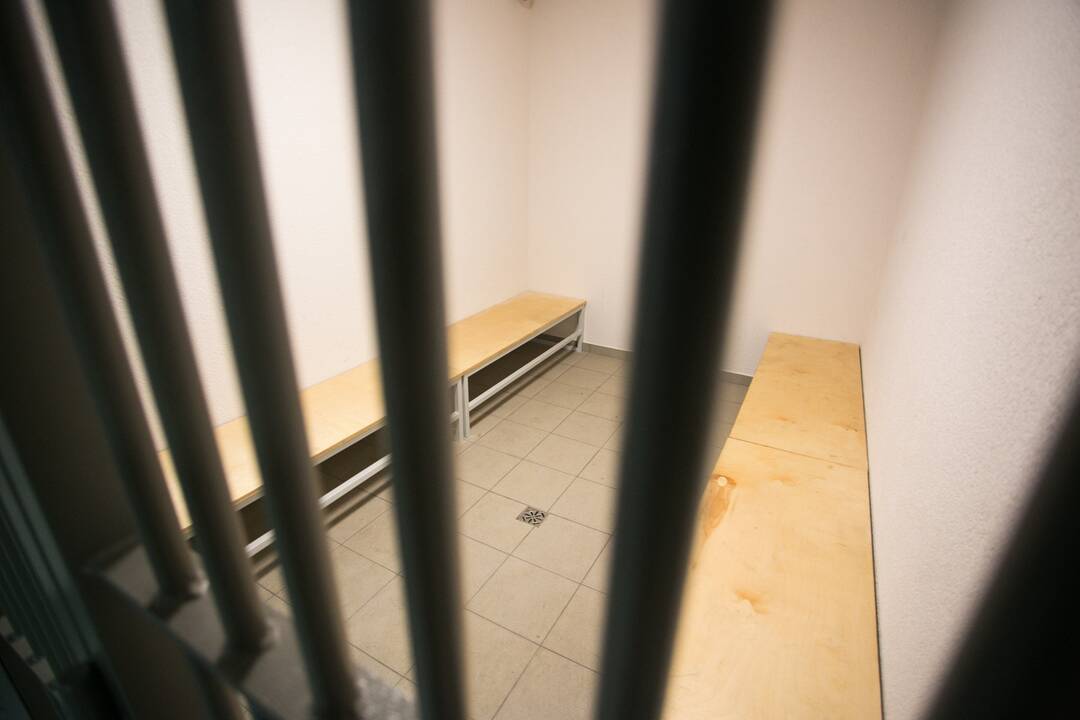 Buvęs pareigūnas – vėl teisėsaugos akiratyje: ar dėl jo kaltės susižeidė ant šlapimo paslydęs vyras?