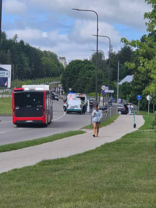 Nelaimė Baltų pr. įkalnėje: dviratininkė išvežta į ligoninę
