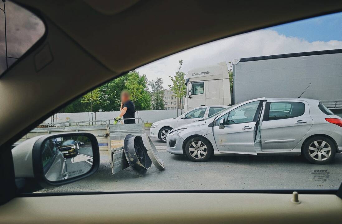 Avarija judrioje Klaipėdos sankryžoje: susidūrė du automobiliai