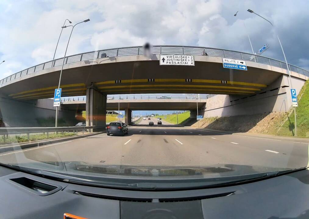 Ant viaduko – specialiųjų tarnybų sujudimas: įtarimų sukėlė jauno vyro elgesys