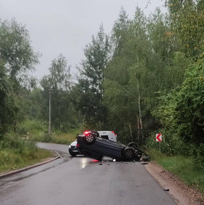 Miškingoje Vilniaus vietovėje ant stogo apvirto „Audi“