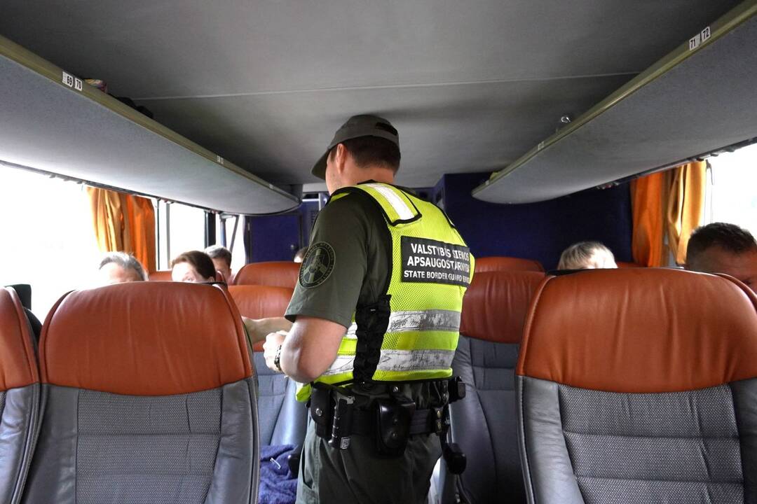 Iš autobuso pasieniečiai išlaipino ir sulaikė ieškomą ukrainietį