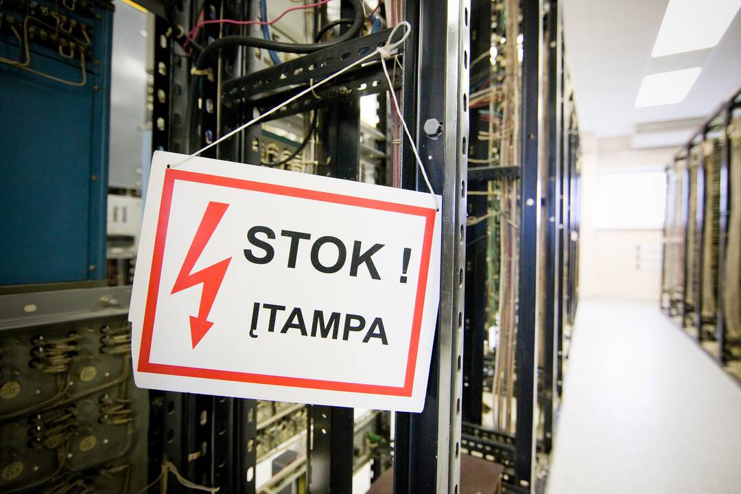 Švenčionių rajone dėl elektros iškrovos sužaloti du įmonės darbuotojai