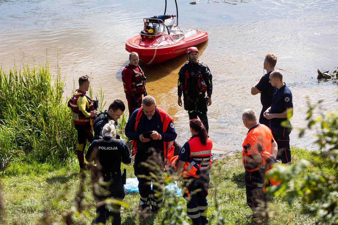 Ugniagesiai iš tvenkinių ištraukė du skenduolius: vieno lavoną teko parplukdyti valtimi