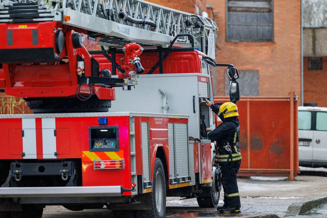 Daugiabučio balkone – gaisras: vienas gyventojas išvežtas į gydymo įstaigą