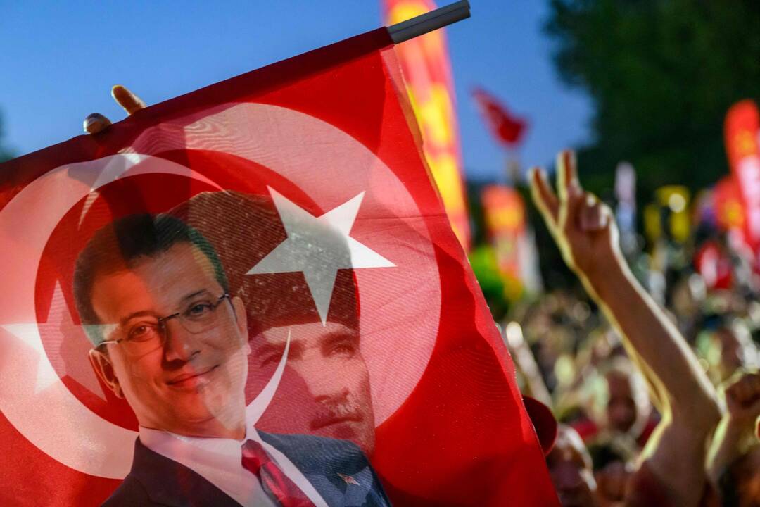 Recepo Tayyipo Erdogano politiniam varžovui skirta kalėjimo bausmė už grasinimą prokurorui