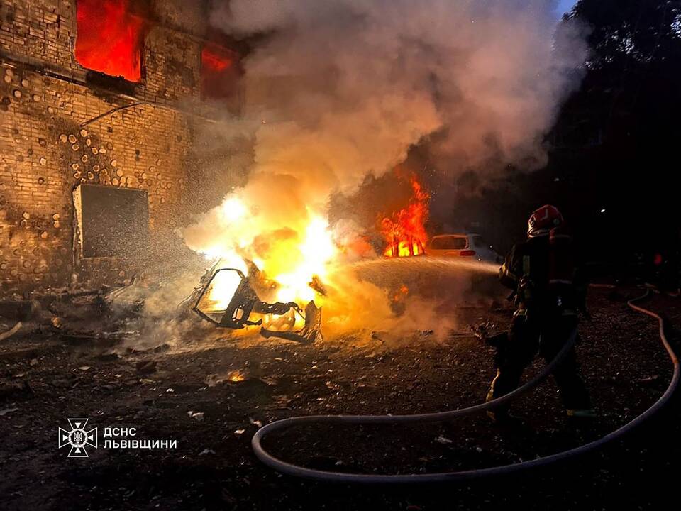 Rusijai surengus dronų ir raketų atakas Vakarų Ukrainoje žuvo mažiausiai 2 žmonės 