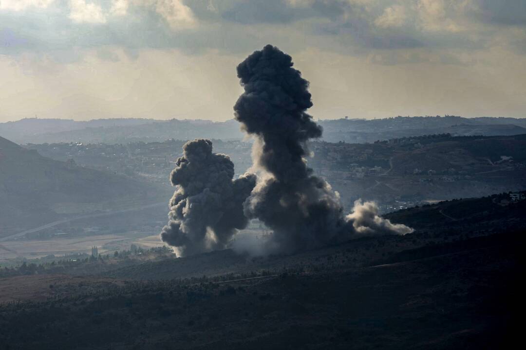 Izraelis teigia smogęs „Hezbollah“ raketų gamyklai Libane