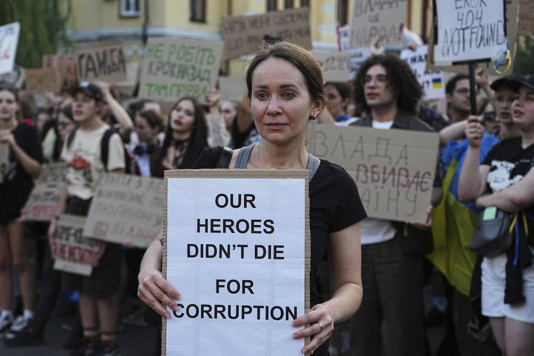 Kyjive tūkstančiai protestuoja prieš įstatymą, panaikinantį kovos su korupcija agentūrų autonomiją
