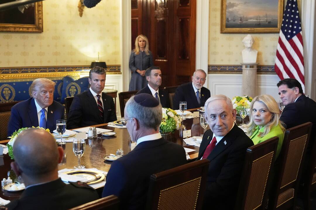 Donaldas Trumpas žada antradienį vėl susitikti su Benjaminu Netanyahu
