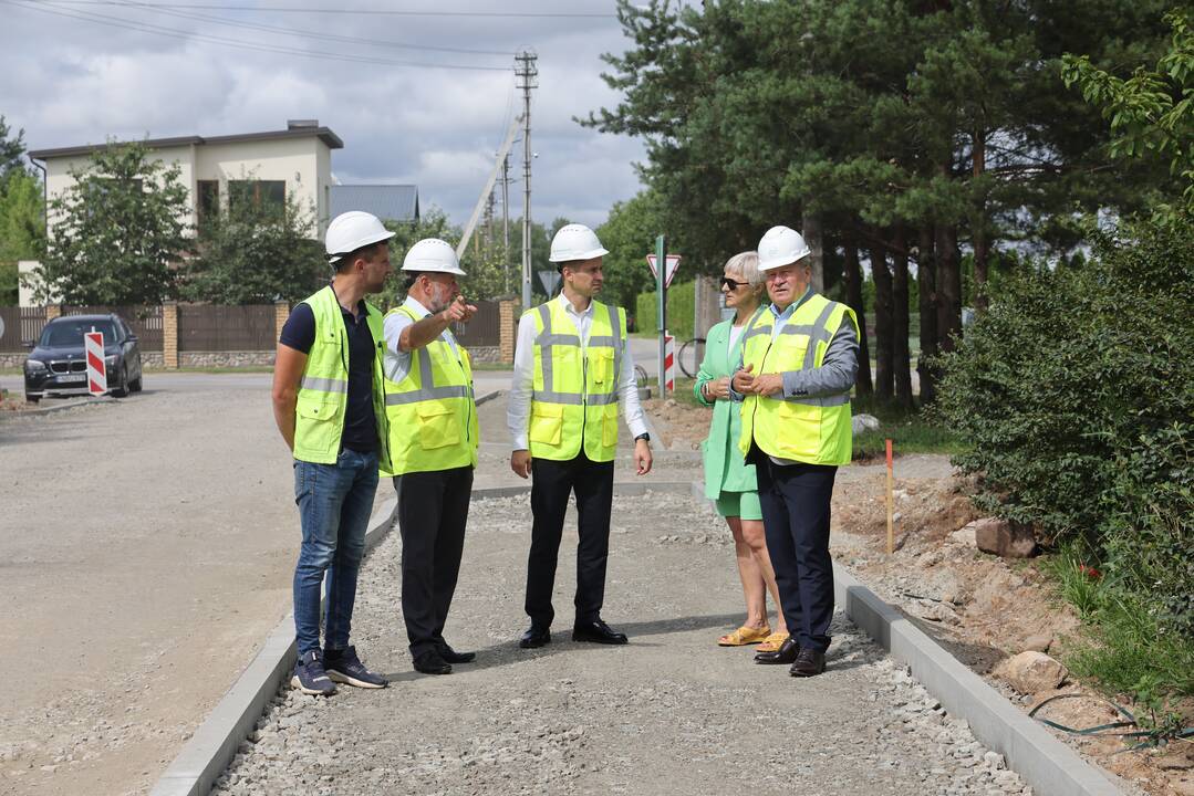 Dialogas: statybvietėse Kauno rajono meras V. Makūnas bendravo su rangovais, domėjosi projektų įgyvendinimu.