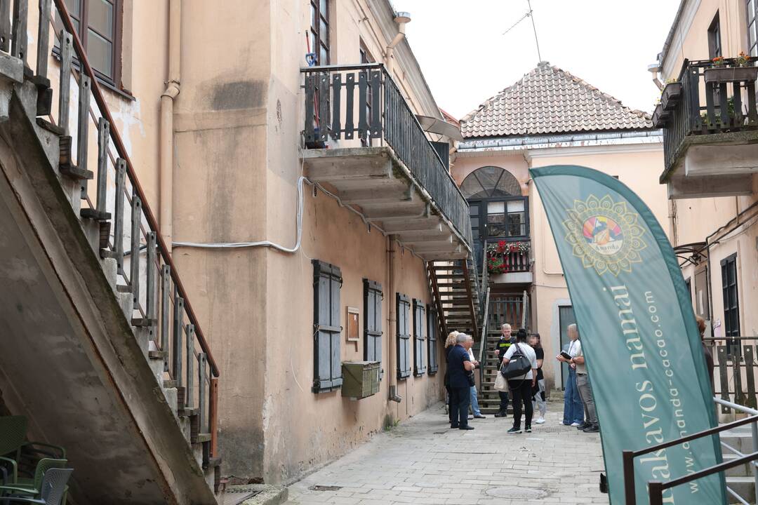 Rotušės aikštėje, bute, rasta negyva moteris