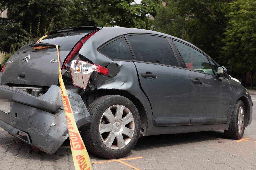 Kaune po susidūrimo su kitu automobiliu vertėsi Lietuvos pašto automobilis