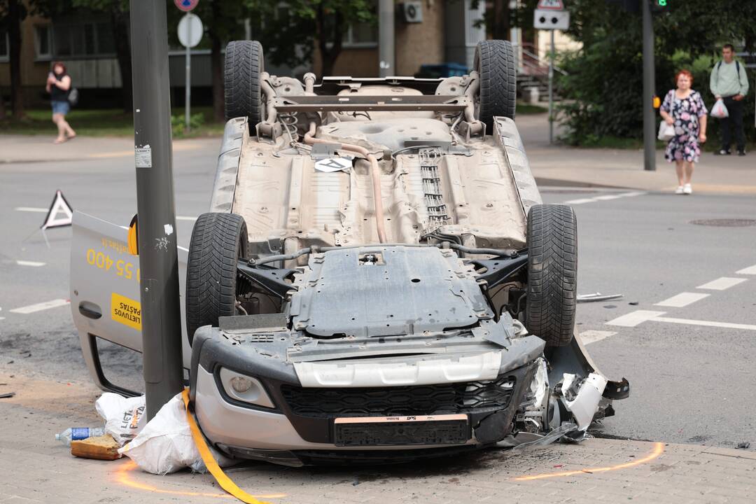 Kaune po susidūrimo su kitu automobiliu vertėsi Lietuvos pašto automobilis