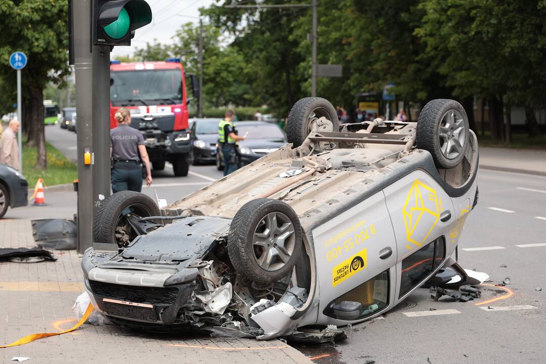 Kaune po susidūrimo su kitu automobiliu vertėsi Lietuvos pašto automobilis