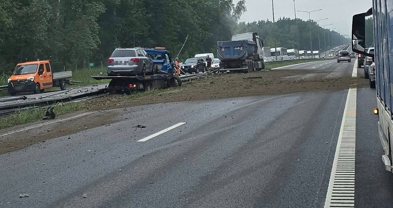 Magistralėje netoli Kauno – trijų automobilių avarija: išvartyti stulpai, išsiliejo degalai