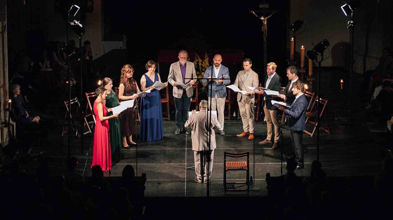 Balsai: genialiojo P.V. Nevelo vadovaujamas šeštą dešimtmetį skaičiuojantis ansamblis „Huelgas“ atkuria ne tik senosios muzikos skambesį, bet ir Viduramžių, Renesanso akustinę atmosferą.