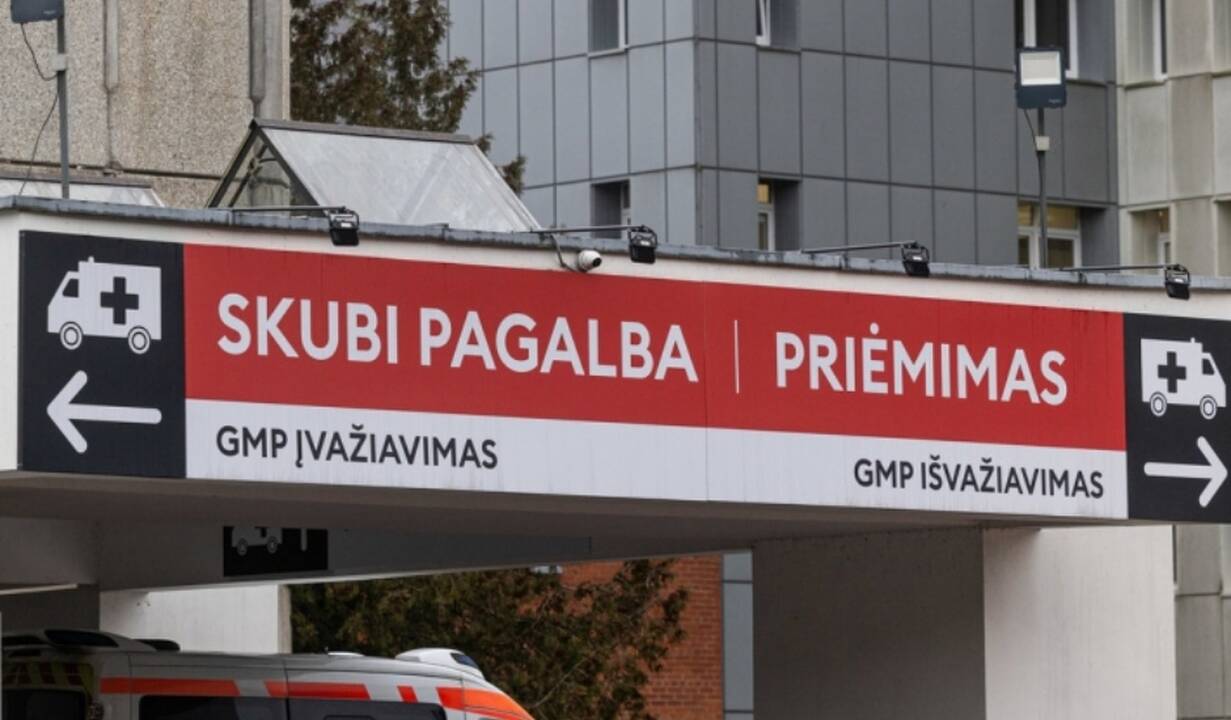 Jonavos rajone apsivertė automobilis, į ligoninę pristatyti du keleiviai