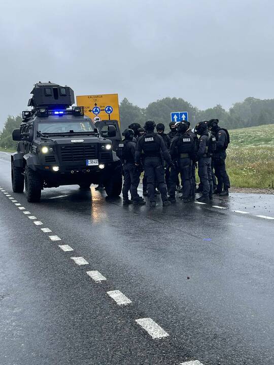 Šaudynės Alytaus rajone: užsidegė bėglio ir policijos automobiliai