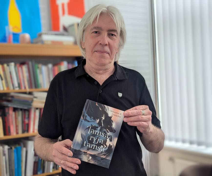 Santykis: G. K. Ivanicko maginės fantastikos knygoje, paties žodžiais, yra vietos žaidimui. „Kartais žaidžiu pats sau vienas, kartais su skaitytoju“, – sako jis.