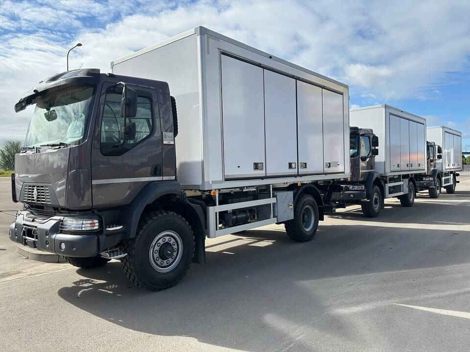 Kariuomenės transporto priemonių parką papildė 16 mln. eurų kainavę „Renault“ sunkvežimiai