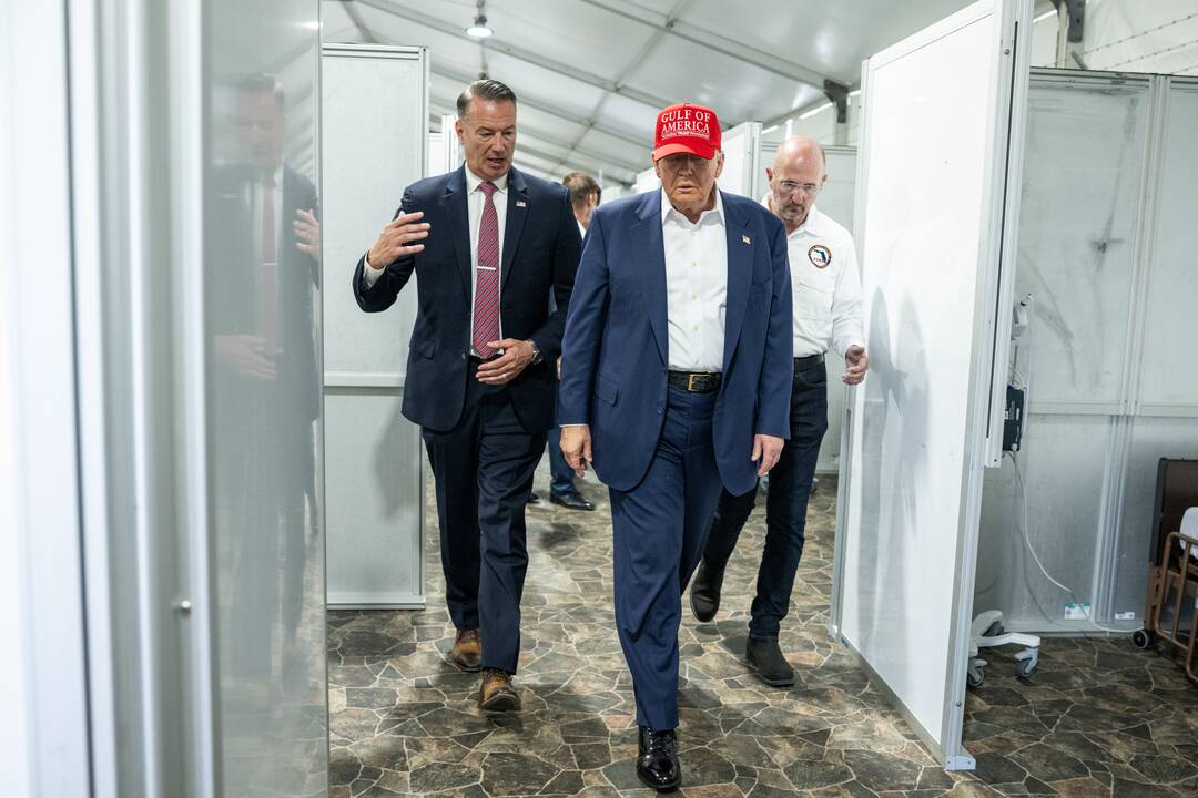 Trumpas apsilankė naujame migrantų sulaikymo centre – „Aligatorių Alkatrase“