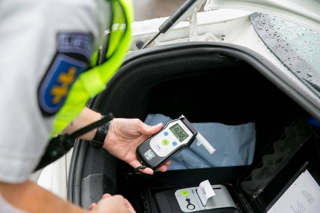 Nuo kelio nuvažiavo „Nissan Primera“: prie vairo – vos ant kojų pastovintis vyras