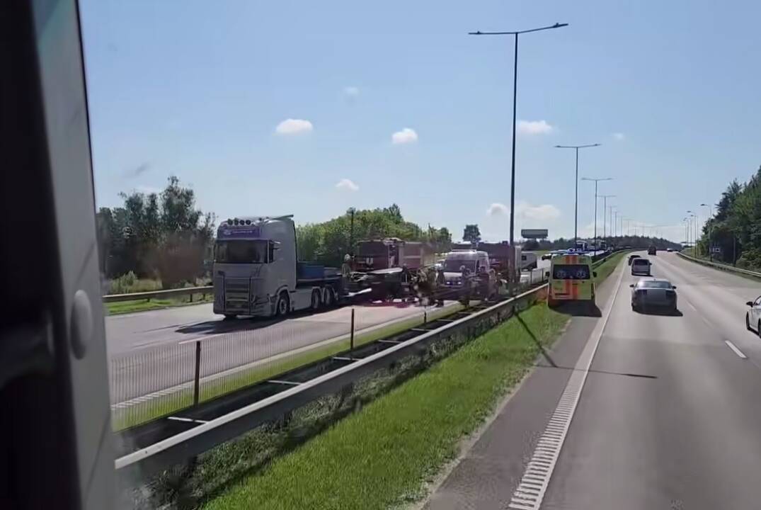 Didelė avarija ties Gariūnais: po lengvojo automobilio smūgio į vilkiką vadavo moterį
