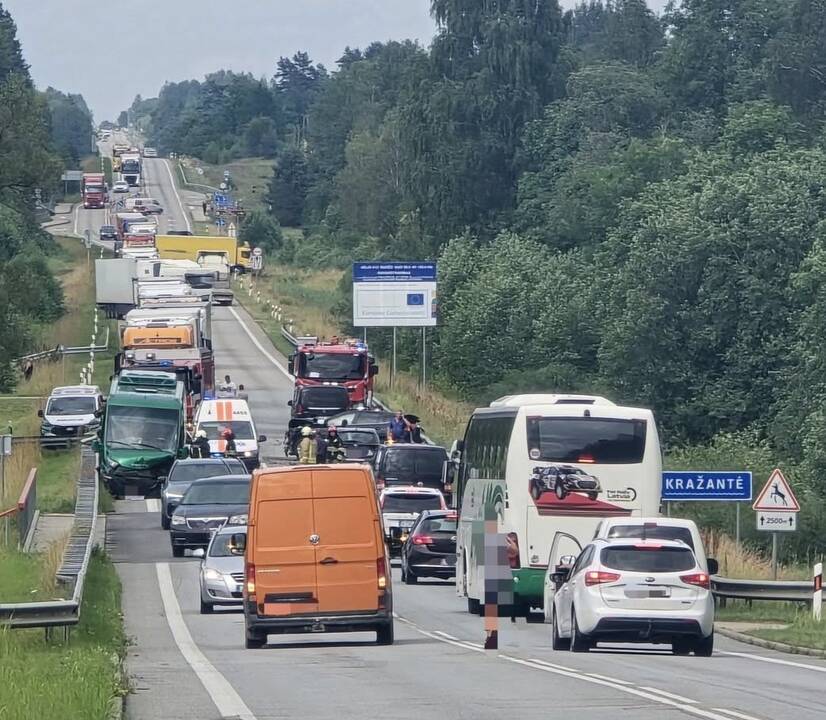 Dviejų automobilių ir autobuso avarija Kelmės rajone: į ligoninę išvežti trys žmonės