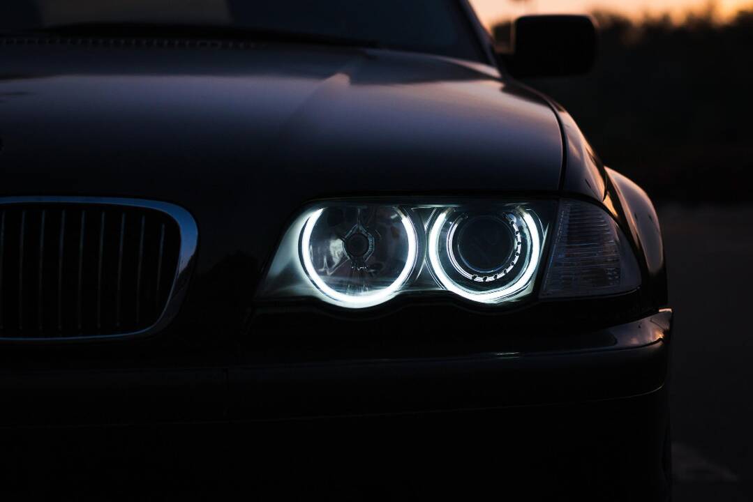 Sostinėje ankstų rytą degė BMW automobilis