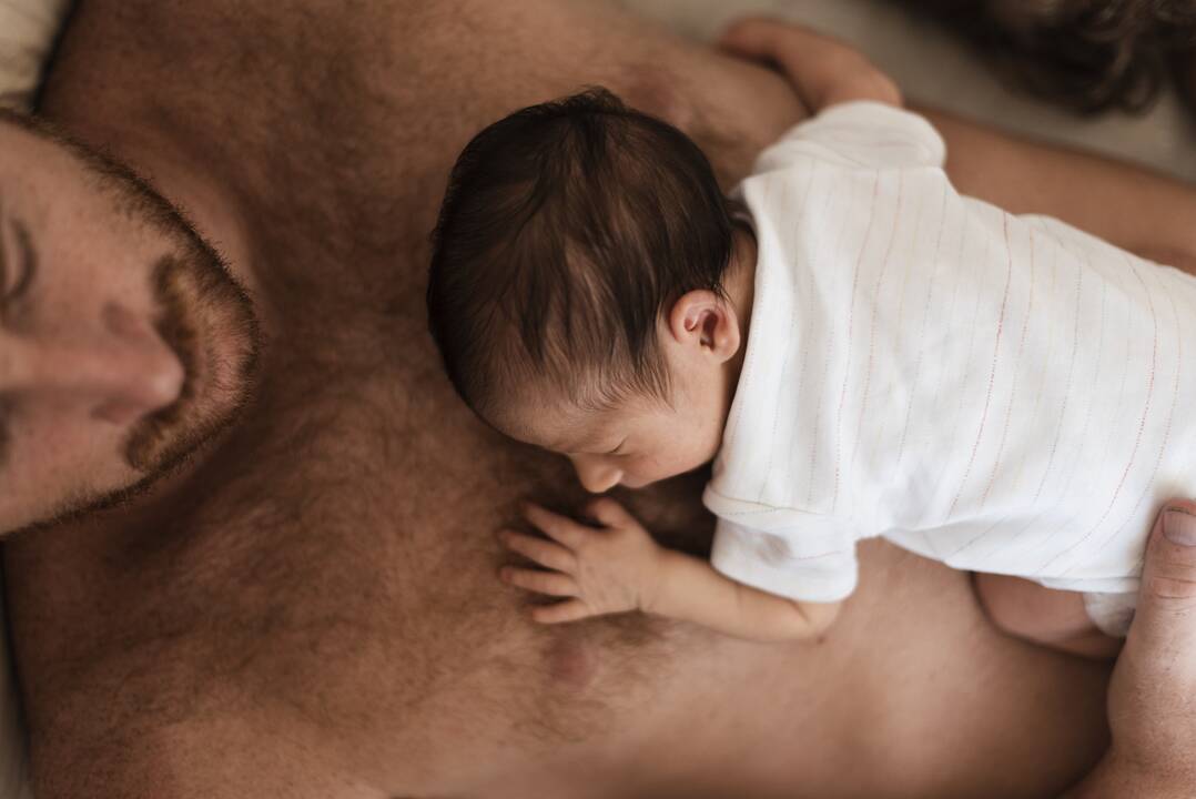 Po kontakto su tėčio oda 10 mėnesių mergaitei išsivystė „mikropenis“