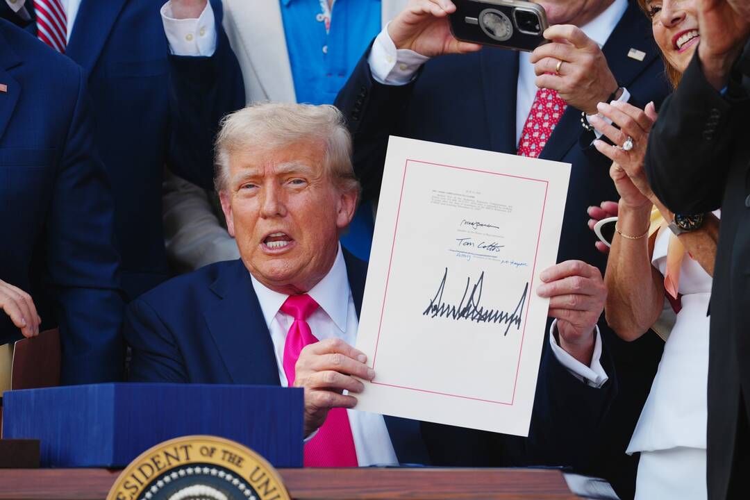 Trumpas per JAV Nepriklausomybės dieną pasirašė vadinamąjį „didelį, gražų“ įstatymą