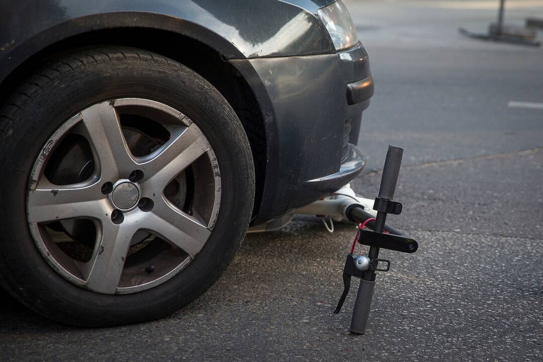 Nesibaigia: per avariją nukentėjo elektriniu paspirtuku važiavusi mažametė