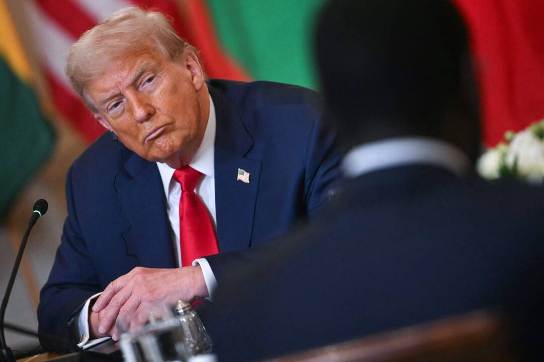 Trumpas: NATO šalys galės pirkti JAV ginklus ir perduoti juos Ukrainai
